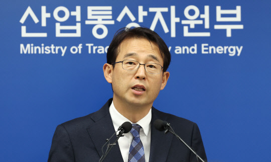 강감찬 산업통상자원부 무역안보정책관이 3월 6일 오후 세종시 정부세종청사에서 한-일 수출규제 현안과 관련해 브리핑하고 있다. <연합뉴스>